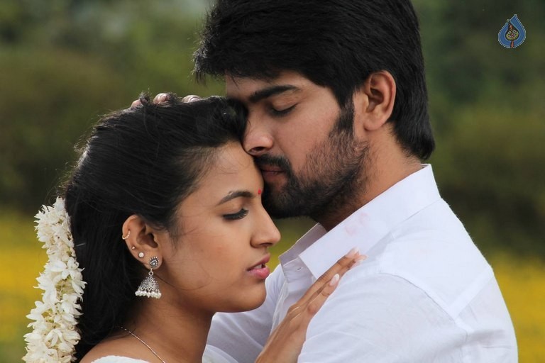 Oka Manasu Movie Stills and Posters - 17 / 48 photos