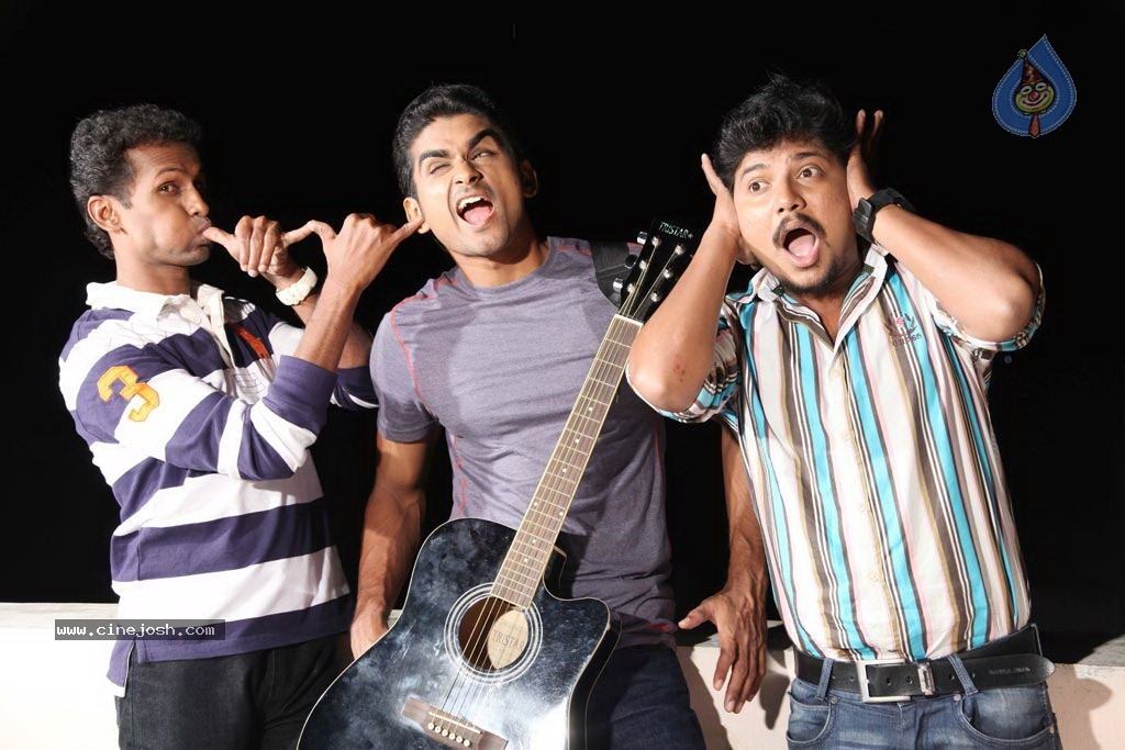 Ovvoru Nanbanum Thevai Machan Tamil Movie Hot Stills - 14 / 50 photos