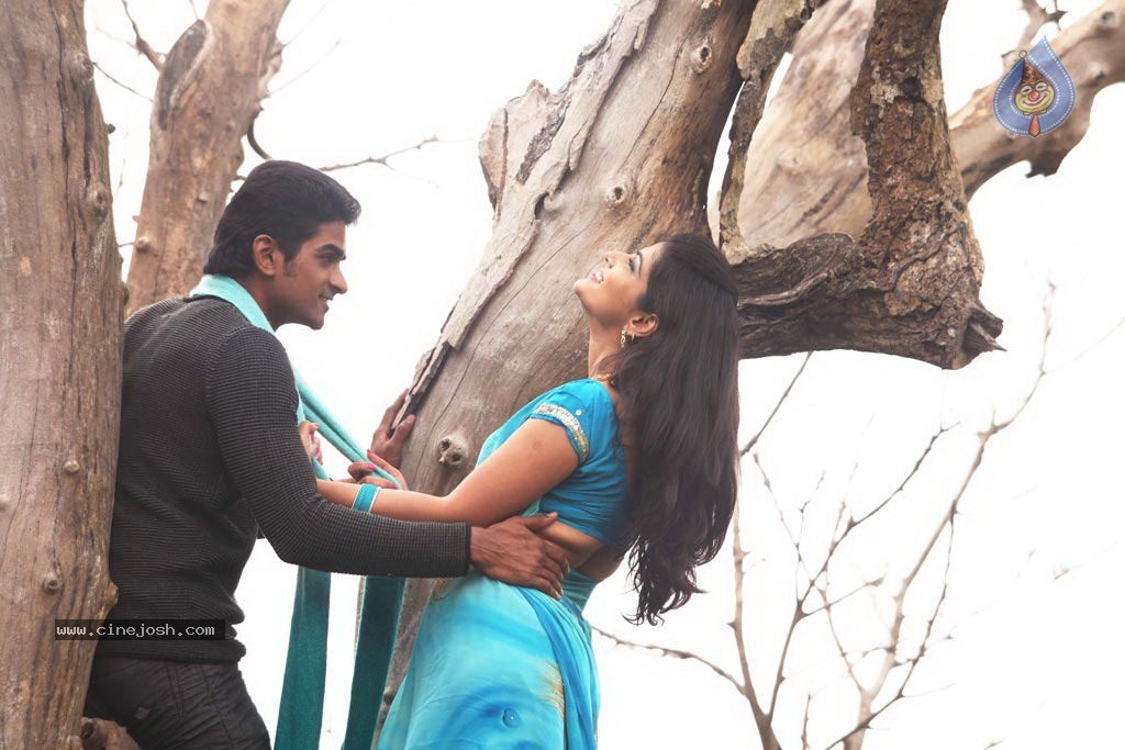 Ovvoru Nanbanum Thevai Machan Tamil Movie Hot Stills - 17 / 50 photos