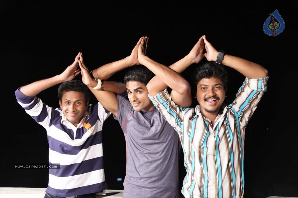 Ovvoru Nanbanum Thevai Machan Tamil Movie Hot Stills - 19 / 50 photos