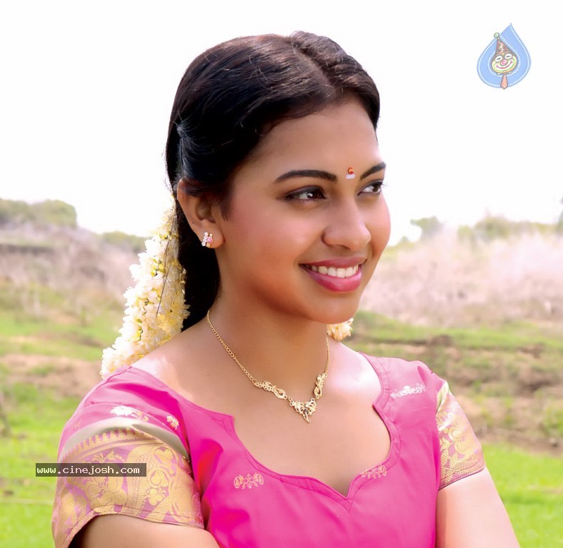 Padikkira Vayasula Tamil Movie Stills - 45 / 58 photos