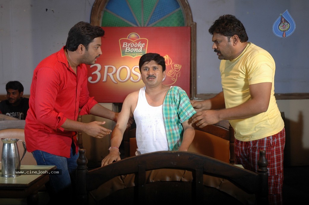 Pakdo Pakdo Movie New Stills - 10 / 15 photos