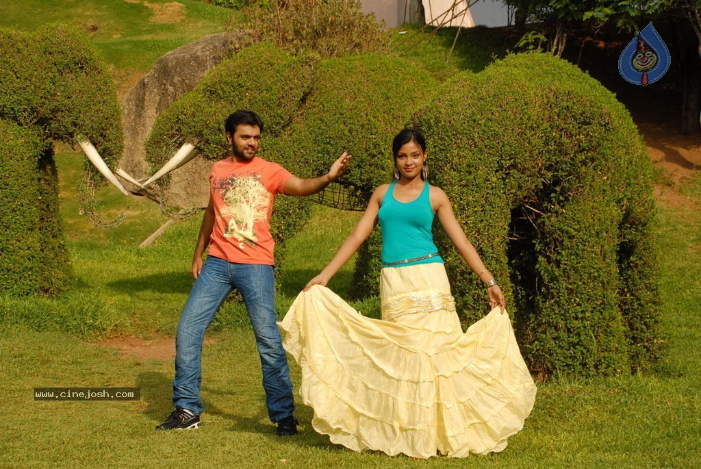 Parithi Tamil Movie New Stills - 16 / 17 photos