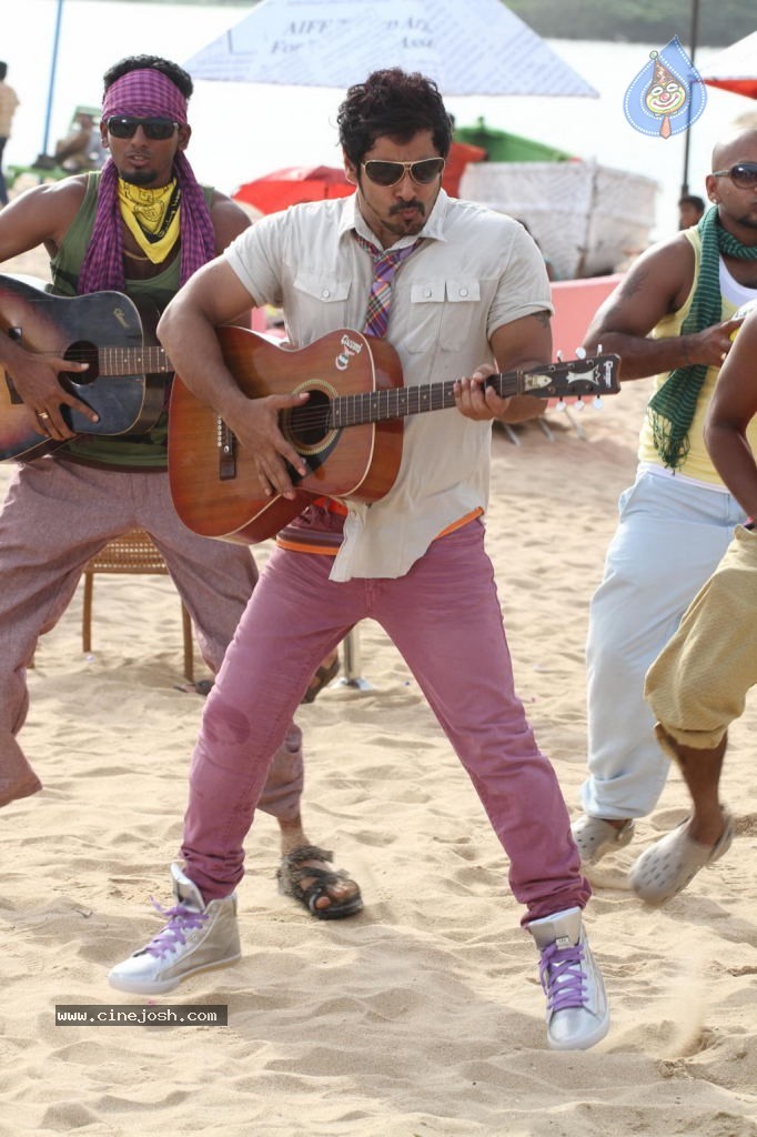 Rajapattai Tamil Movie New Stills - 9 / 20 photos