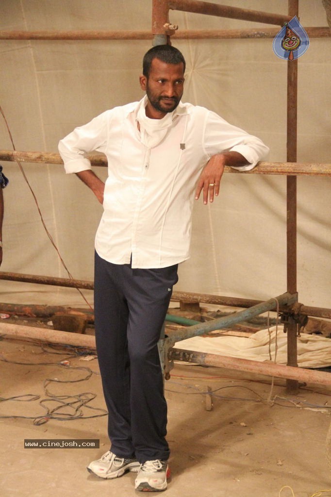 Rajapattai Tamil Movie New Stills - 11 / 20 photos