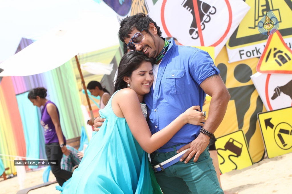 Rajapattai Tamil Movie New Stills - 17 / 20 photos