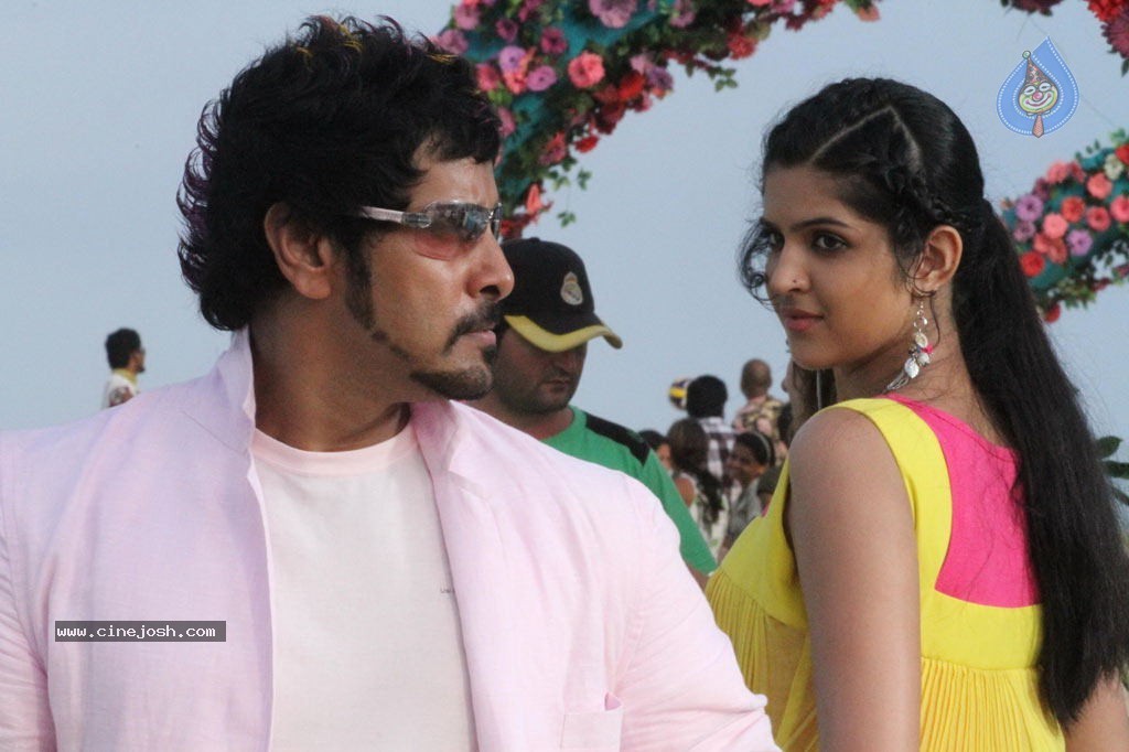 Rajapattai Tamil Movie New Stills - 18 / 20 photos