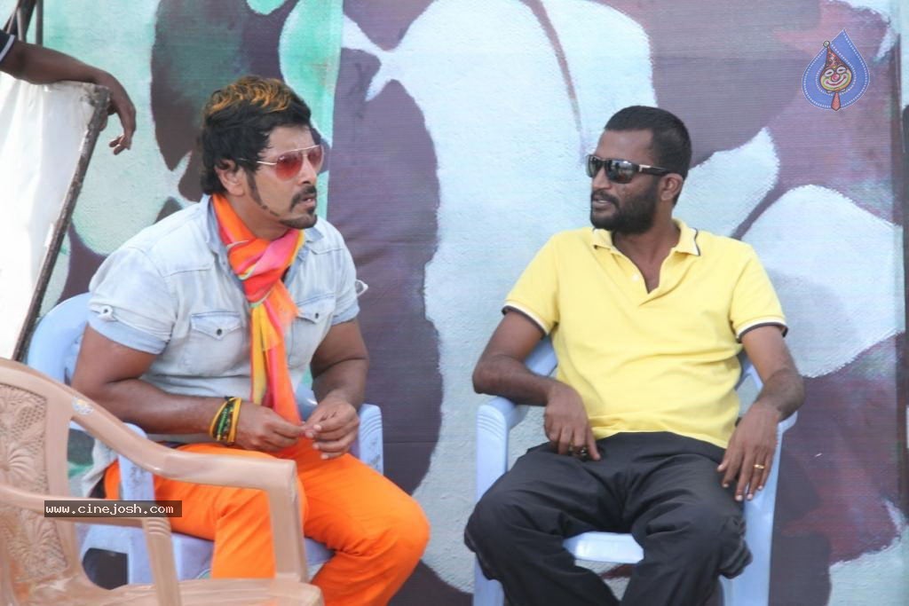 Rajapattai Tamil Movie Stills - 16 / 26 photos
