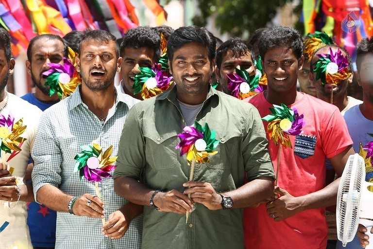 Rekka Tamil Film Photos - 15 / 17 photos
