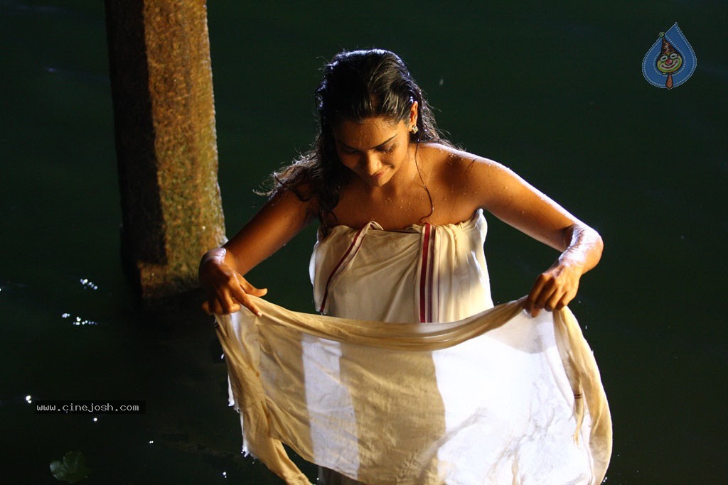 Ruthravathy Tamil Movie Stills - 6 / 13 photos