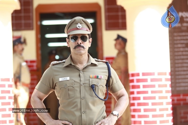 Saamy Square Movie Photos - 10 / 17 photos