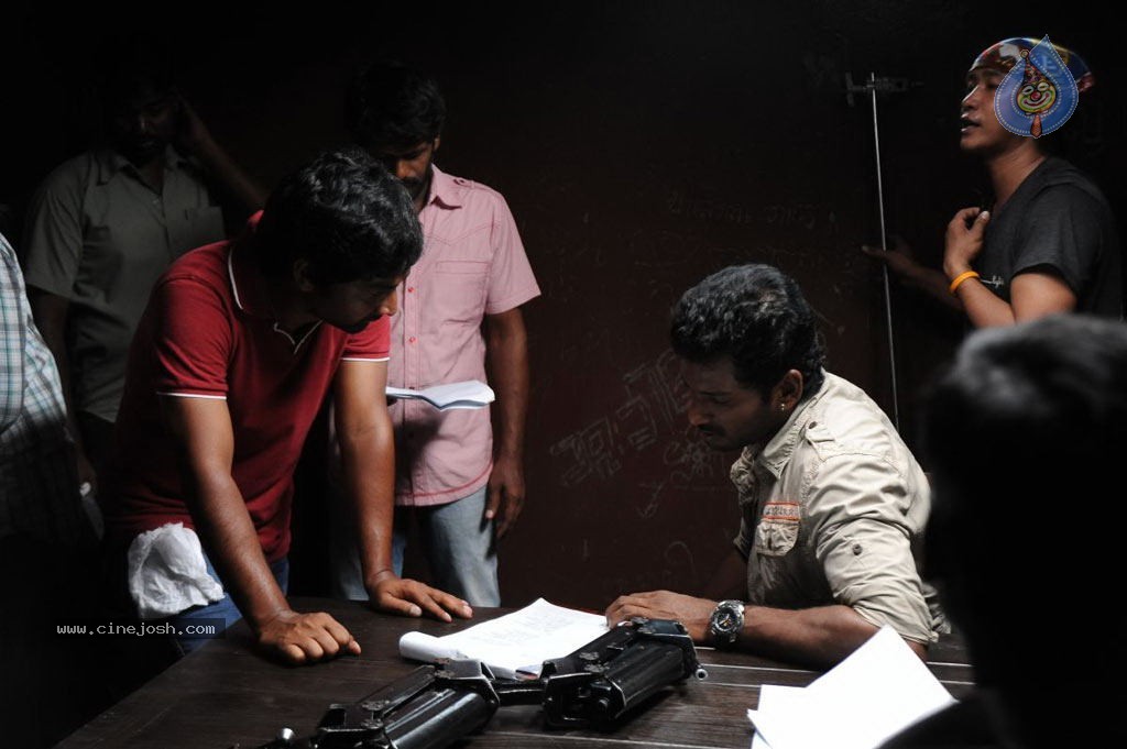 Samar Tamil Movie Stills - 20 / 33 photos