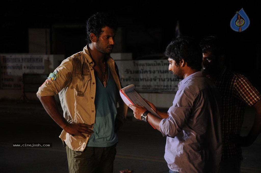Samar Tamil Movie Stills - 21 / 33 photos