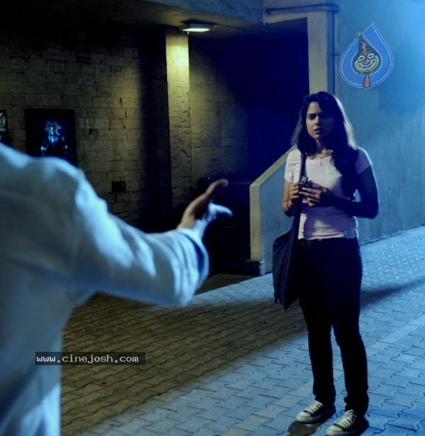 Sameera Reddy Stills in Erra Gulabeelu Movie - 6 / 15 photos