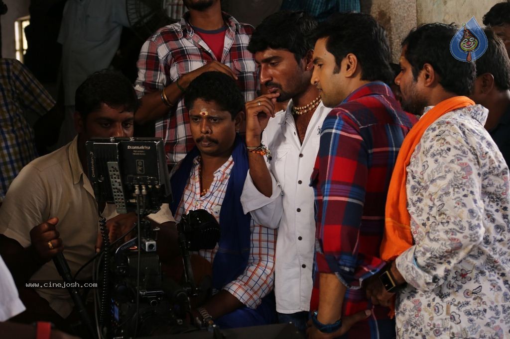 Santhanam's Inimey Ippadithaan Tamil Movie Stills - 12 / 30 photos