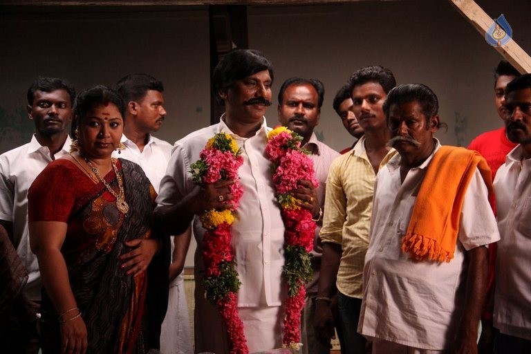 Sivappu Manithargal Tamil Movie Photos - 12 / 41 photos