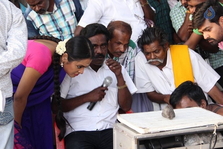 Sivappu Manithargal Tamil Movie Photos - 21 / 41 photos