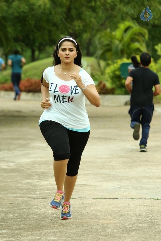 Size Zero Movie Latest Photos - 5 / 5 photos