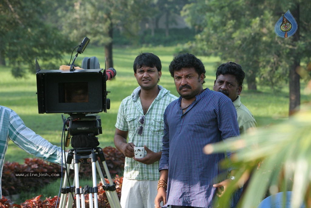 Thillu Mullu Tamil Movie New Stills - 20 / 26 photos