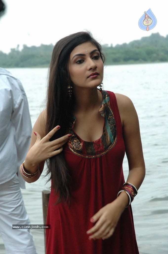 Unnodu Oru Naal Tamil Movie Hot Stills - 13 / 15 photos