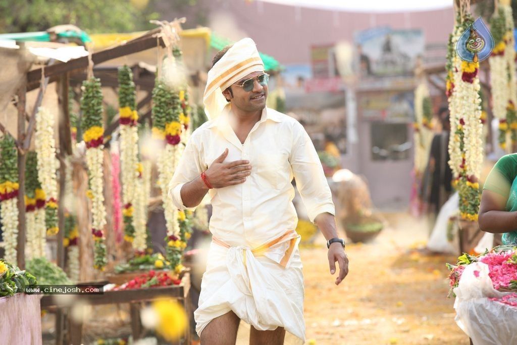 Vaalu Tamil Movie Photos - 4 / 12 photos