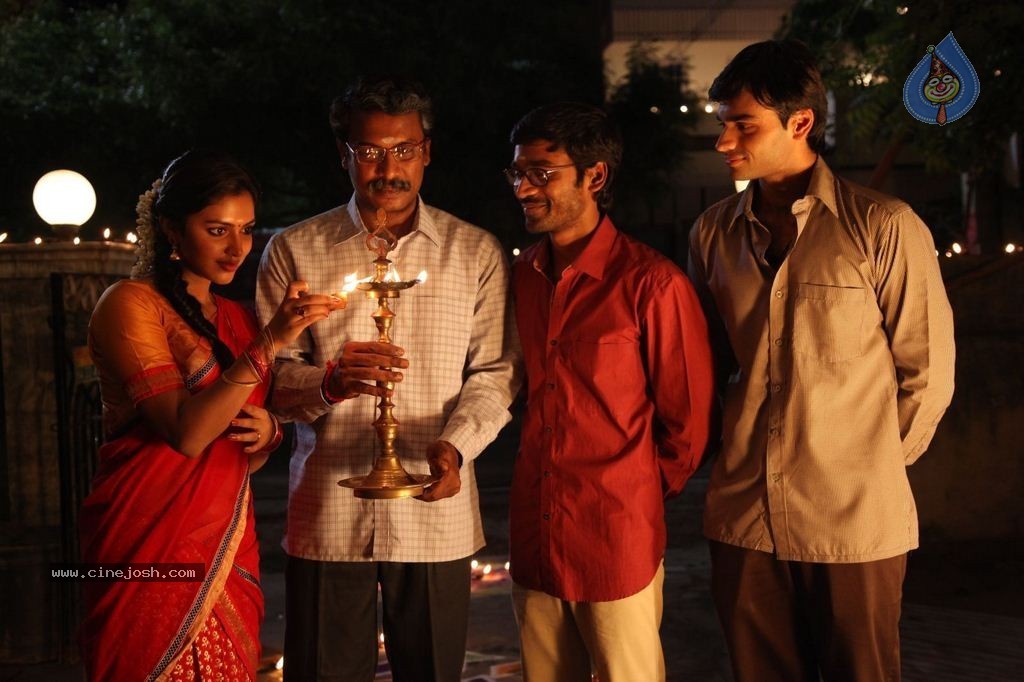 Velaiyilla Pattathari Tamil Movie Stills - 19 / 52 photos