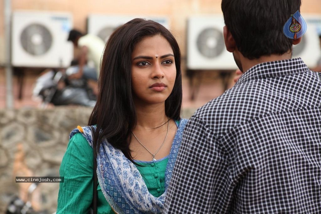 Velaiyilla Pattathari Tamil Movie Stills - 20 / 52 photos