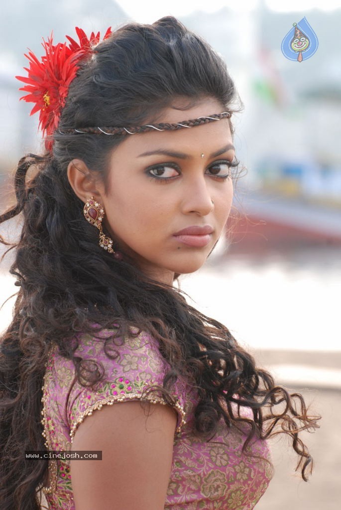 Vettai Tamil Movie Hot Stills - 6 / 39 photos