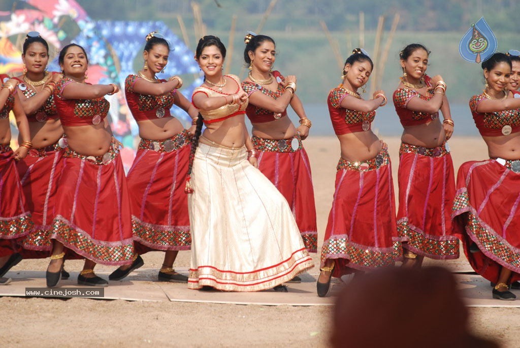Vettai Tamil Movie Hot Stills - 8 / 39 photos