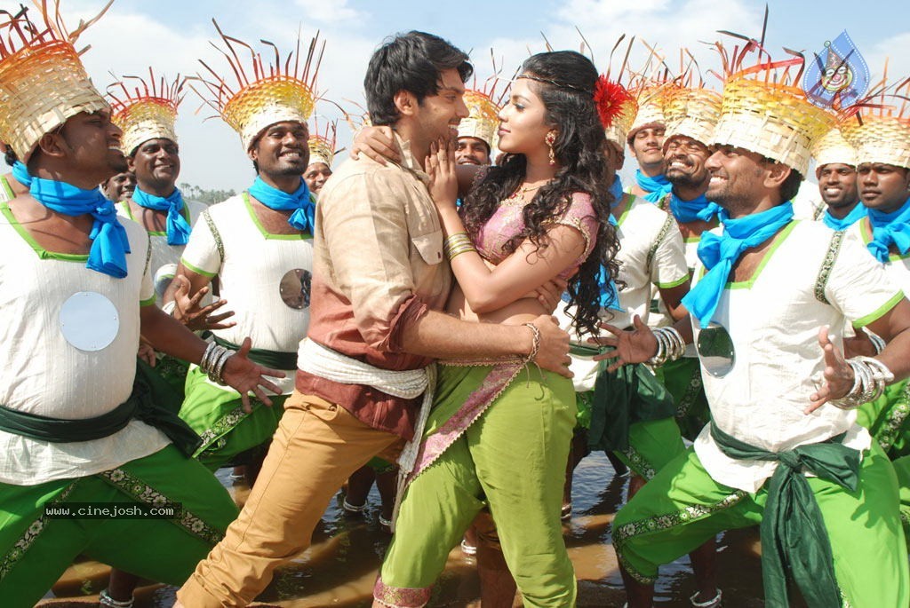 Vettai Tamil Movie Hot Stills - 17 / 39 photos