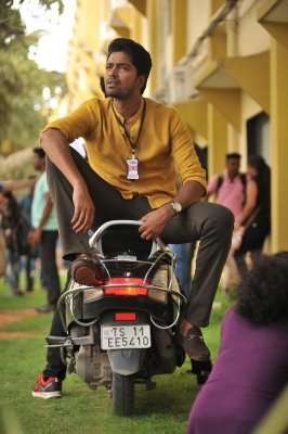 Allari Naresh Meda Meeda Abbayi Movie Photos - 8 of 13