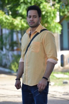 Kadaisi Bench Karthi Tamil Movie Photos - 5 of 16