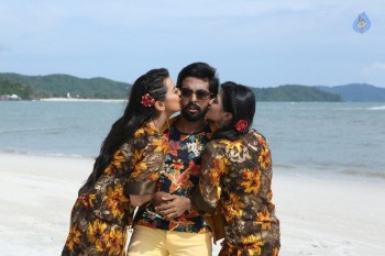 Kadavul Irukan Kumaru Tamil Film Photos - 6 of 15