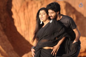 Nee Enna Maayam Seithai Tamil Film Photos - 15 of 38
