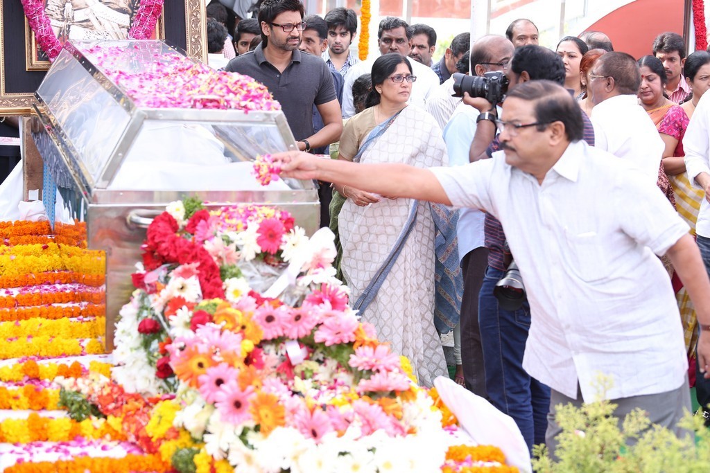 Akkineni Nageswara Rao Condolences Photos 02 - 9 / 211 photos