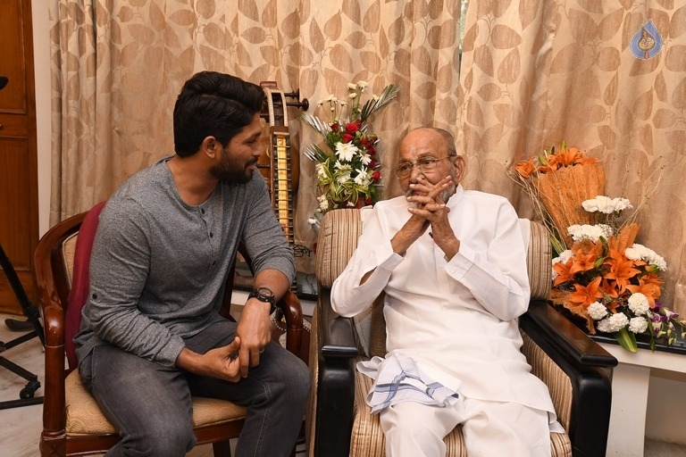 Allu Arjun Meets K Viswanath - 7 / 9 photos
