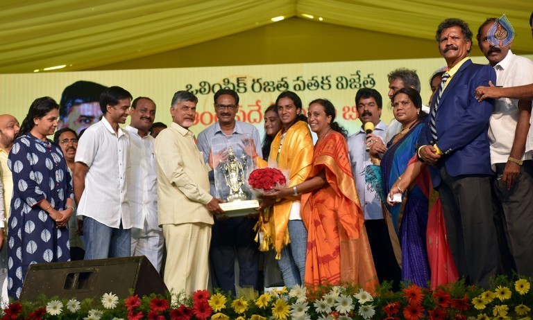 AP CM Felicitates PV Sindhu Photos - 5 / 17 photos