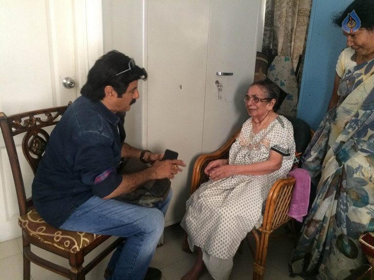 Balakrishna Meets His Senior Citizen Fan - 7 / 8 photos