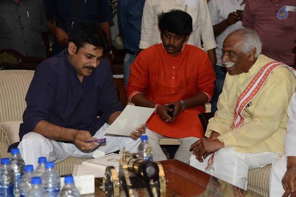 Bandaru Dattatreya meets Pawan Kalyan - 5 / 14 photos