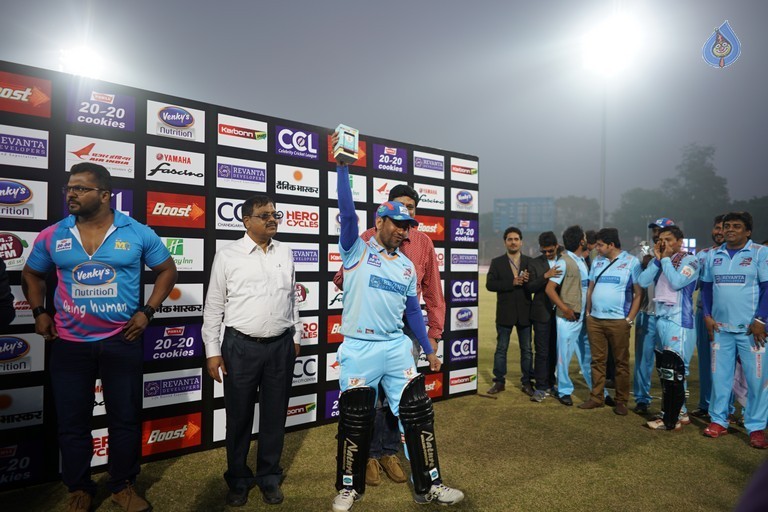 Bhojpuri Dabanggs Vs Mumbai Heroes Match  - 2 / 50 photos