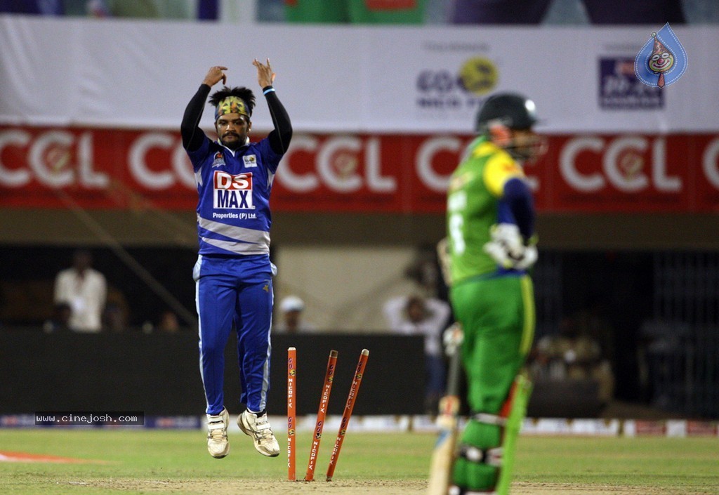 CCL 4 Final Karnataka Bulldozers Vs Kerala Strikers Match Photos - 17 / 62 photos