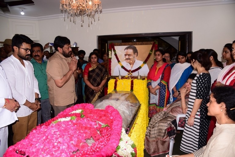 Celebrities Pay Homage To Nandamuri Harikrishna Set 4 - 10 / 37 photos