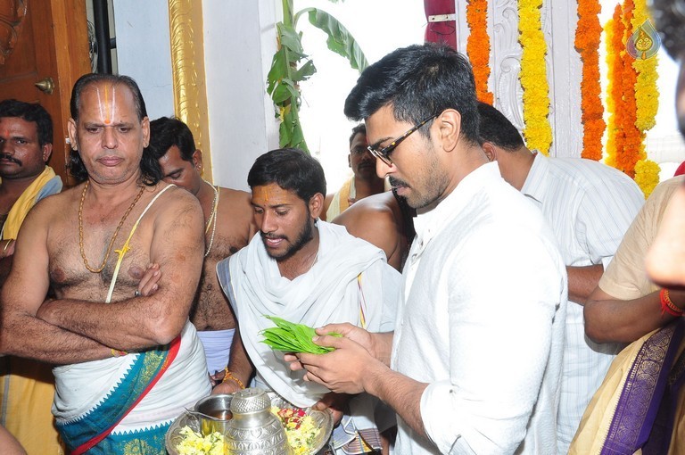 Chiranjeevi Birthday Special Pooja at Film Nagar Temple - 8 / 72 photos