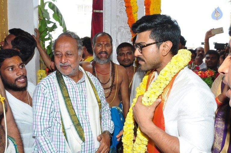 Chiranjeevi Birthday Special Pooja at Film Nagar Temple - 16 / 72 photos