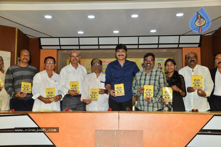 Cine Pramukhula Chemakkulu Book Release  - 12 / 21 photos