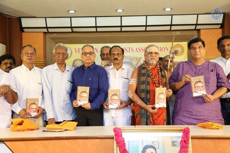 Dasara Bullodu Book Launch - 19 / 30 photos
