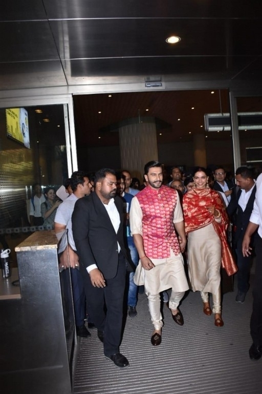 Deepika - Ranveer After Wedding Photos - 8 / 25 photos