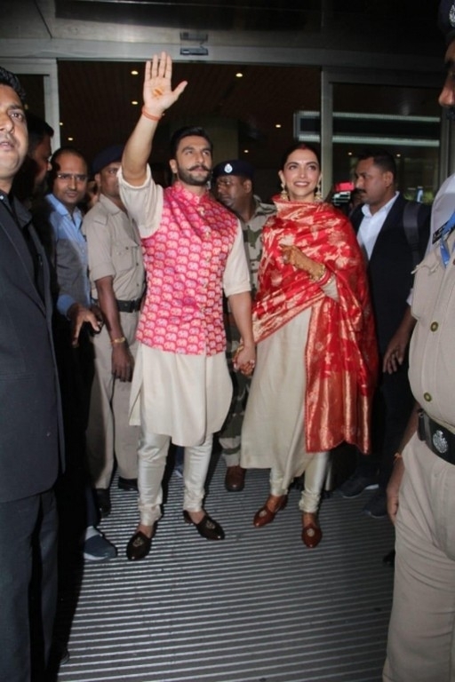 Deepika - Ranveer After Wedding Photos - 15 / 25 photos