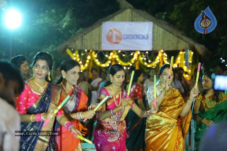 Deepthi Mamidi Organised Bathukamma Celebrations at Madhapur - 19 / 38 photos