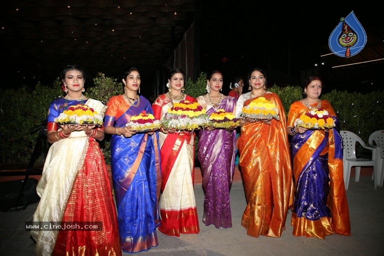 Deepthi Mamidi Organised Bathukamma Celebrations at Madhapur - 23 / 38 photos